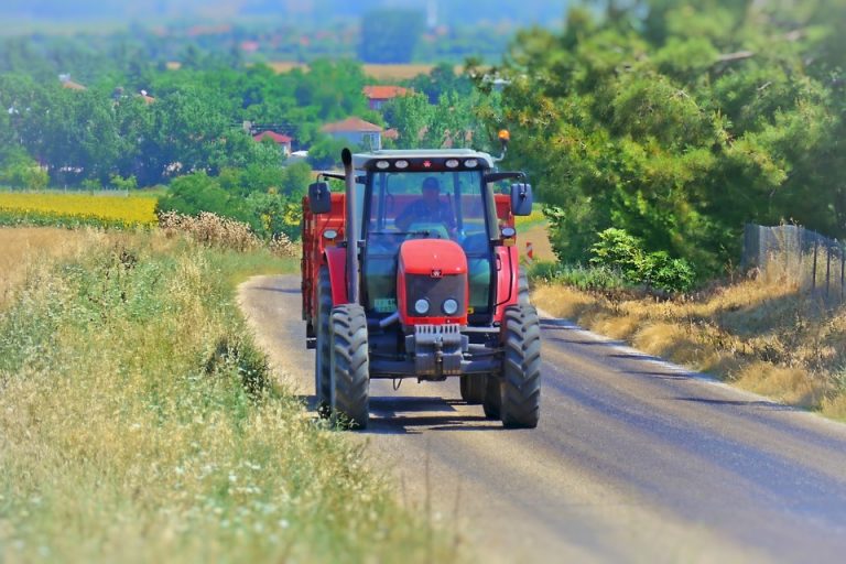 Aratást végző munkagépekre figyelmezteti a közlekedőket az agrárkamara