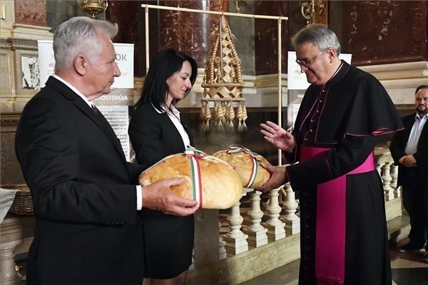 Elhelyezték az Aratókoszorút a Szent István-bazilikában Elhelyezték az Aratókoszorút a Szent István-bazilikában