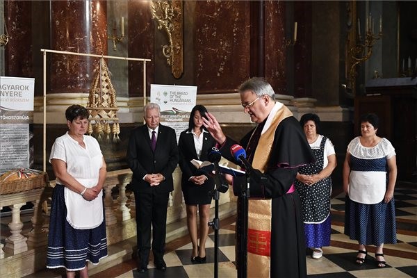 Elhelyezték az Aratókoszorút a Szent István-bazilikában Elhelyezték az Aratókoszorút a Szent István-bazilikában