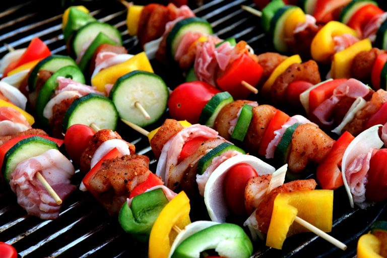 Nyári grillezés: miért érdemes zöldségeket és gyümölcsöket is használni?
